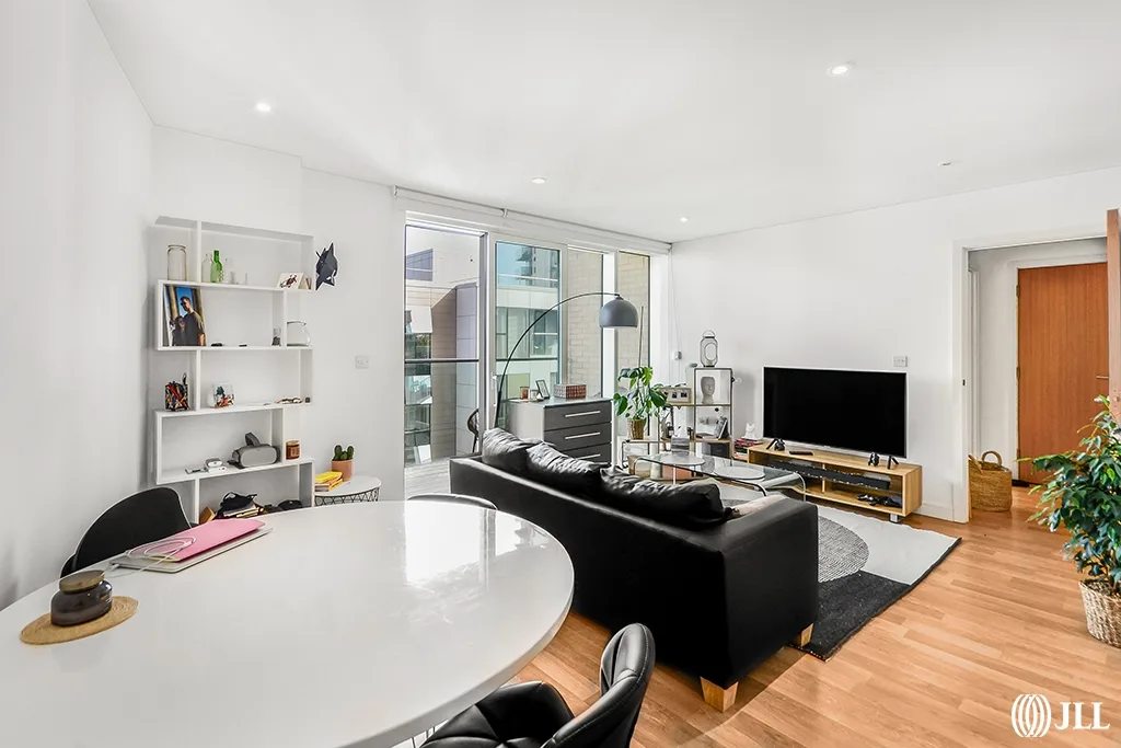 Flat Riverside Gardens in Greater London