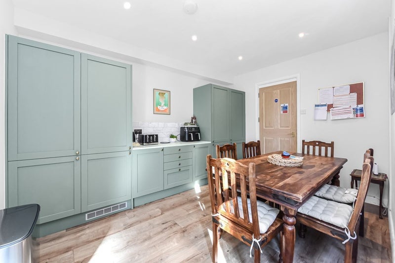 Room Mercers Road in Greater London