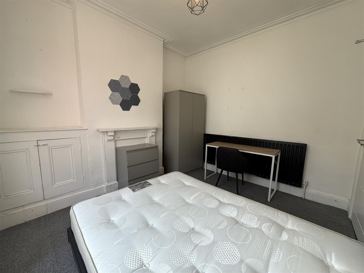 Room Mostyn Road in Birmingham