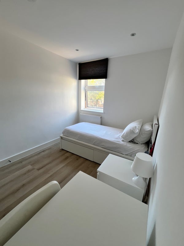 Room Pencraig Way in Greater London