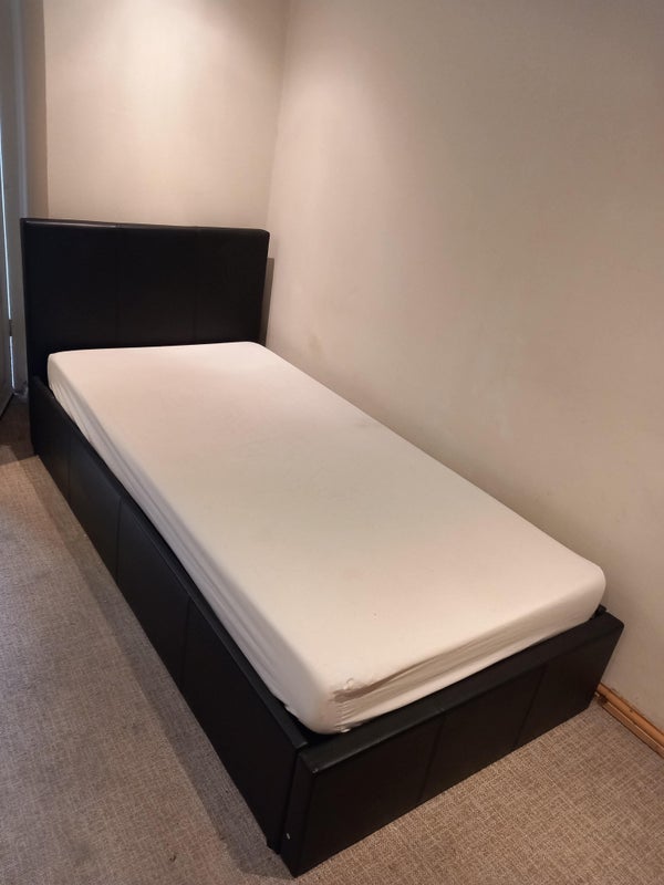 Flat Moore Close in Greater London