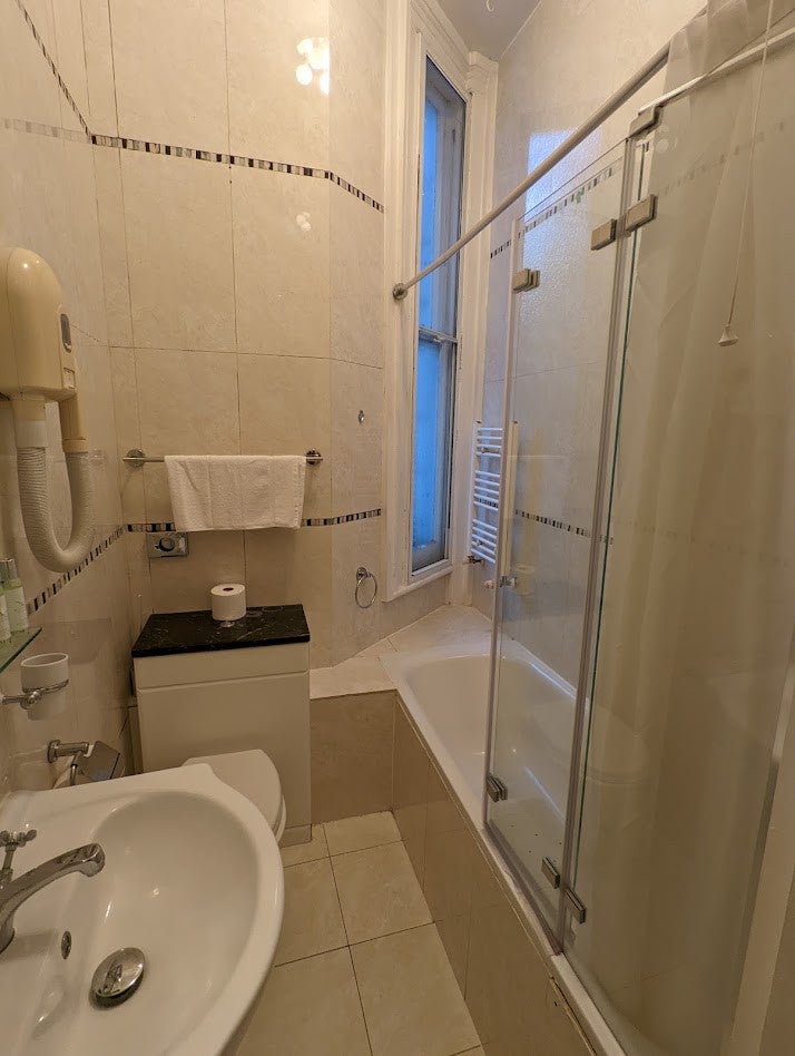 Flat Gliddon Road in Greater London