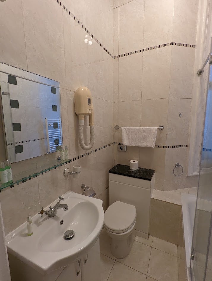 Flat Gliddon Road in Greater London