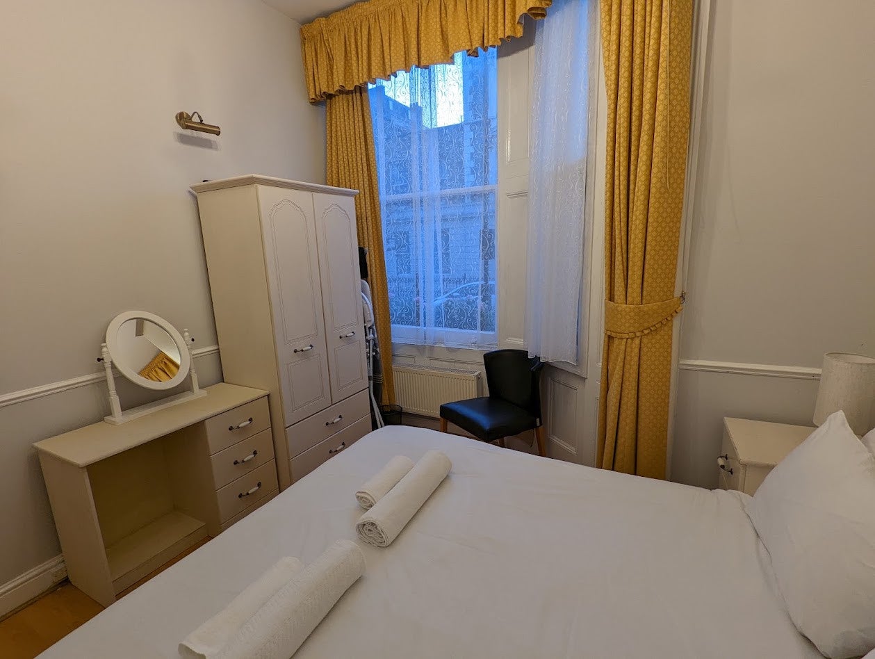 Flat Gliddon Road in Greater London