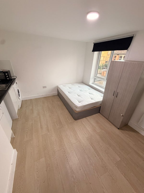 Flat Gillett Road in Greater London