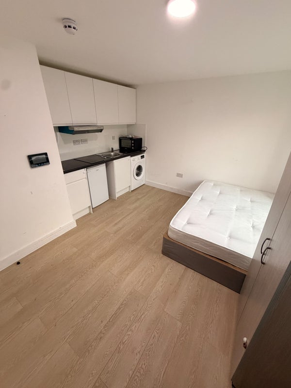Flat Gillett Road in Greater London