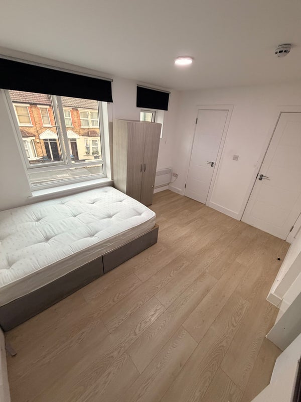 Flat Gillett Road in Greater London