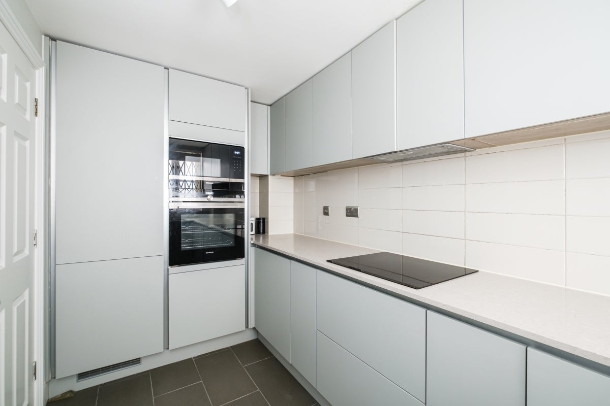 Flat Folgate Street in Greater London