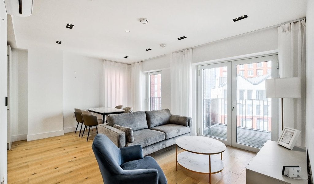 Flat Miles Street in Greater London