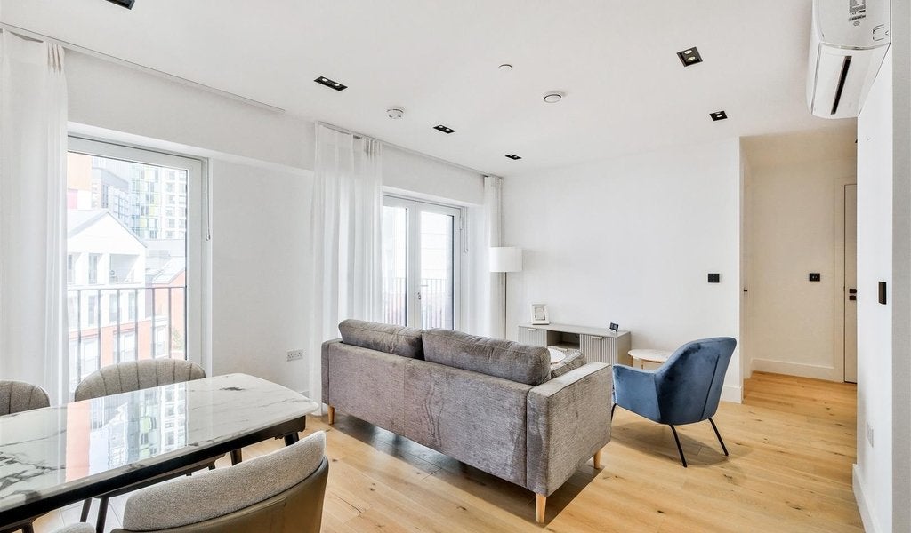 Flat Miles Street in Greater London