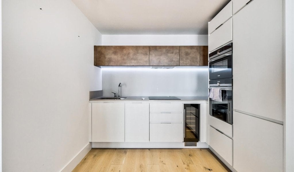 Flat Miles Street in Greater London