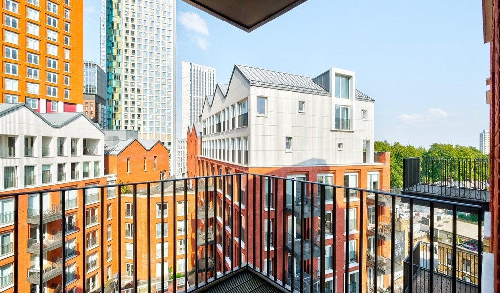 Flat Miles Street in Greater London