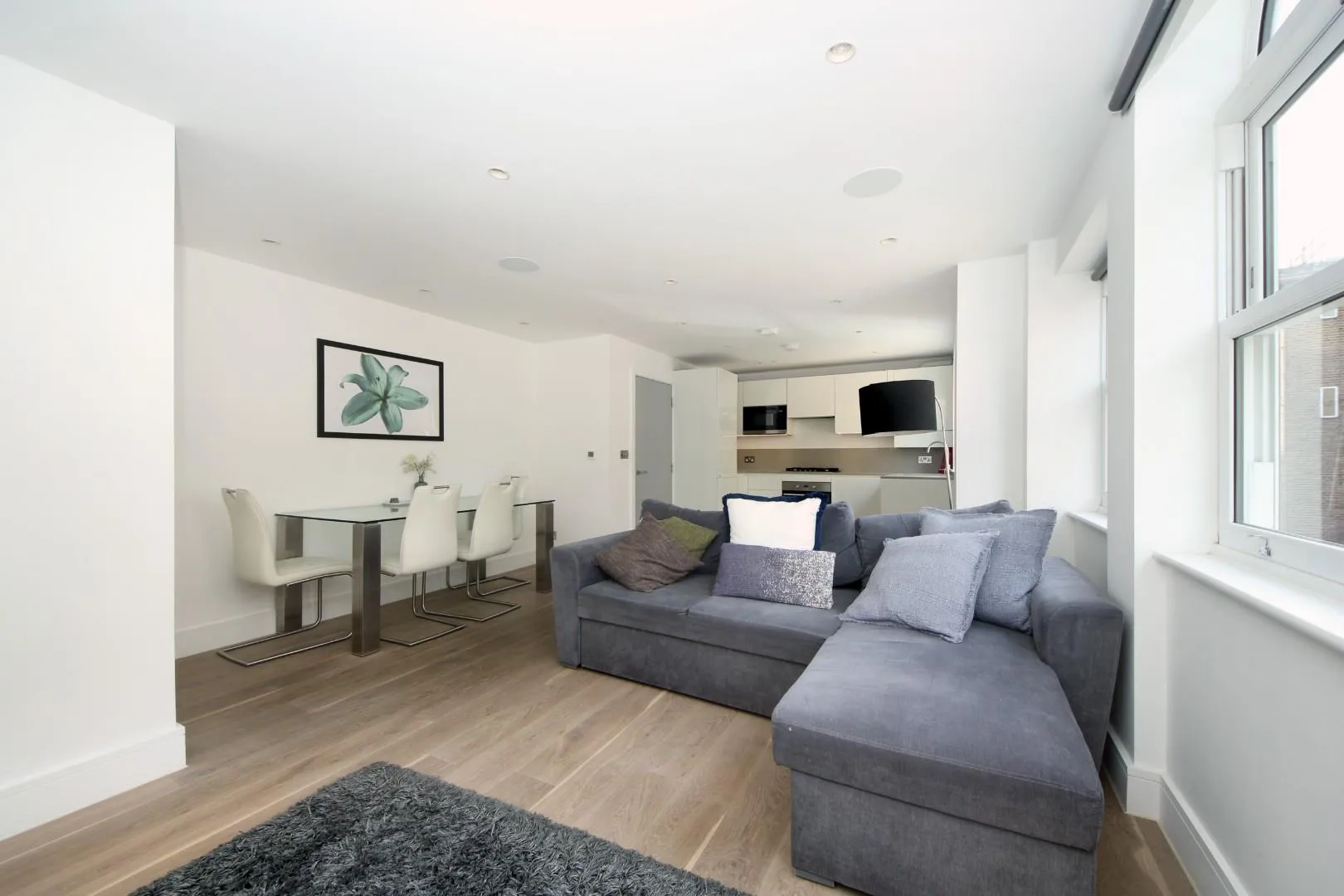 Flat Disraeli Road in Greater London