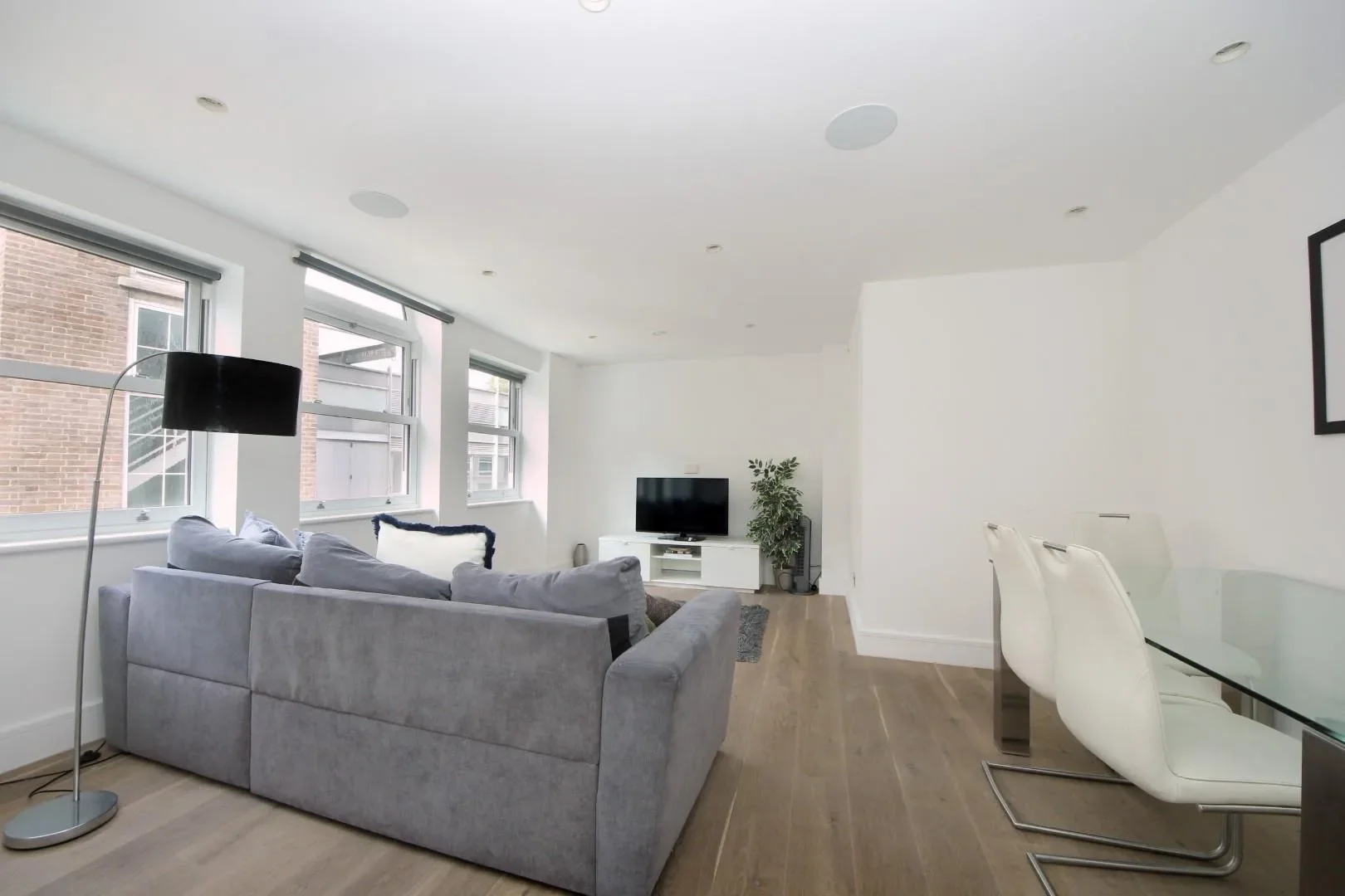 Flat Disraeli Road in Greater London