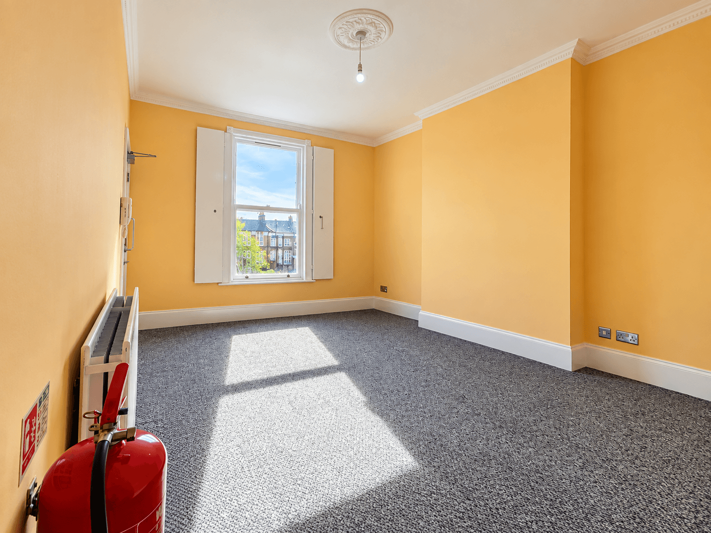 Flat Drayton Park in Greater London