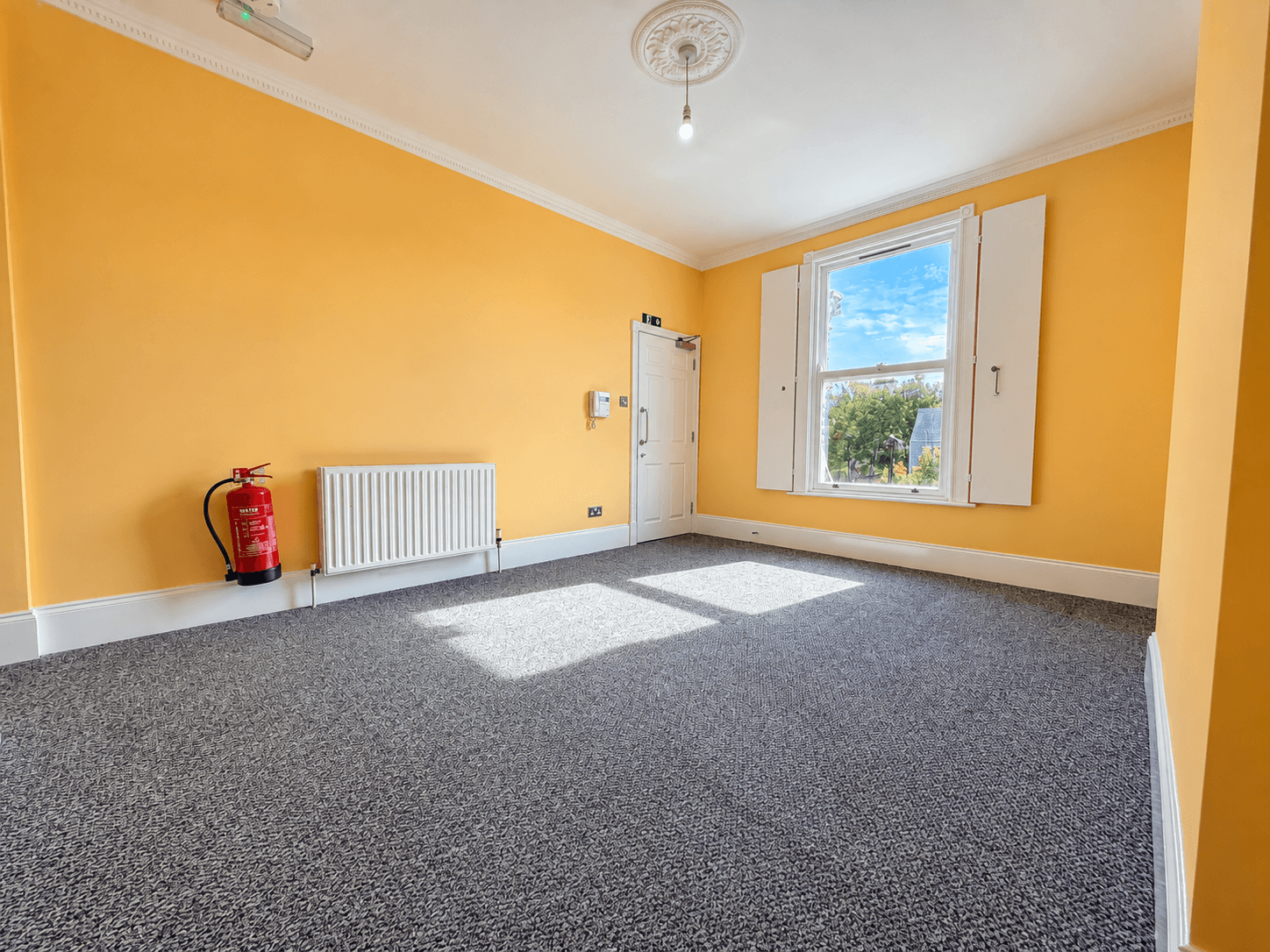Flat Drayton Park in Greater London