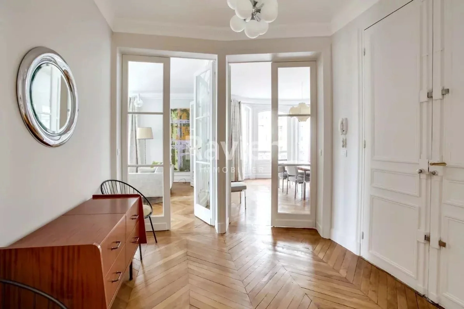 Flat Rue Jean de La Fontaine in Paris