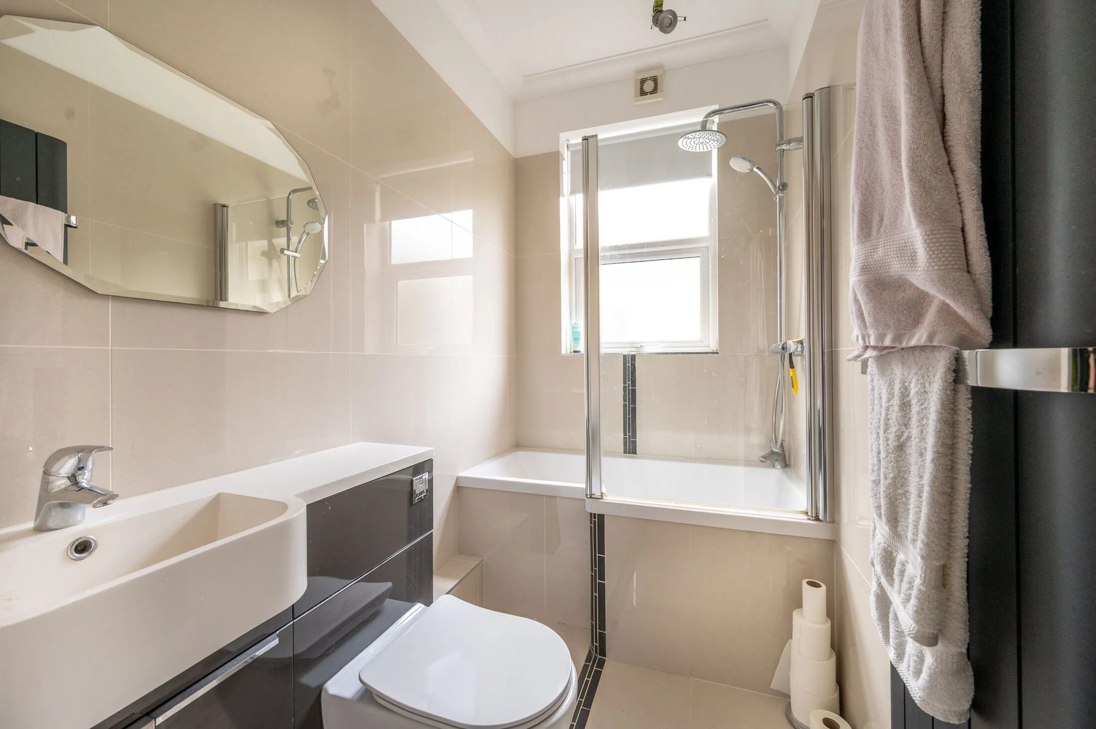 Flat Earlham Grove in Greater London