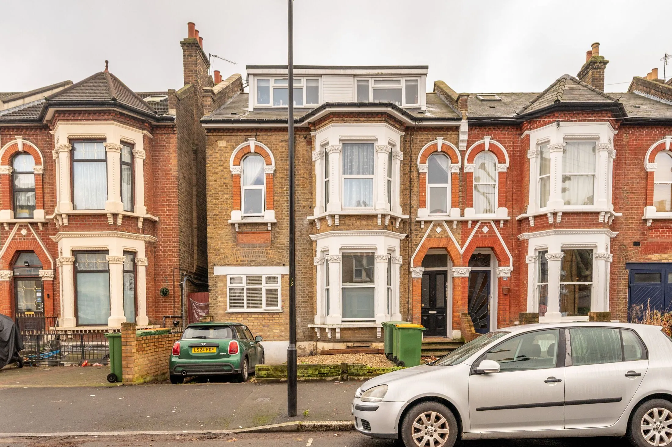 Flat Earlham Grove in Greater London