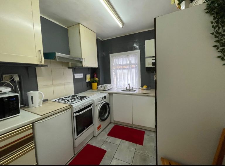Room Hainthorpe Road in Greater London