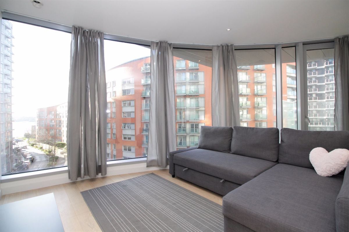 Flat Biscayne Avenue in Greater London