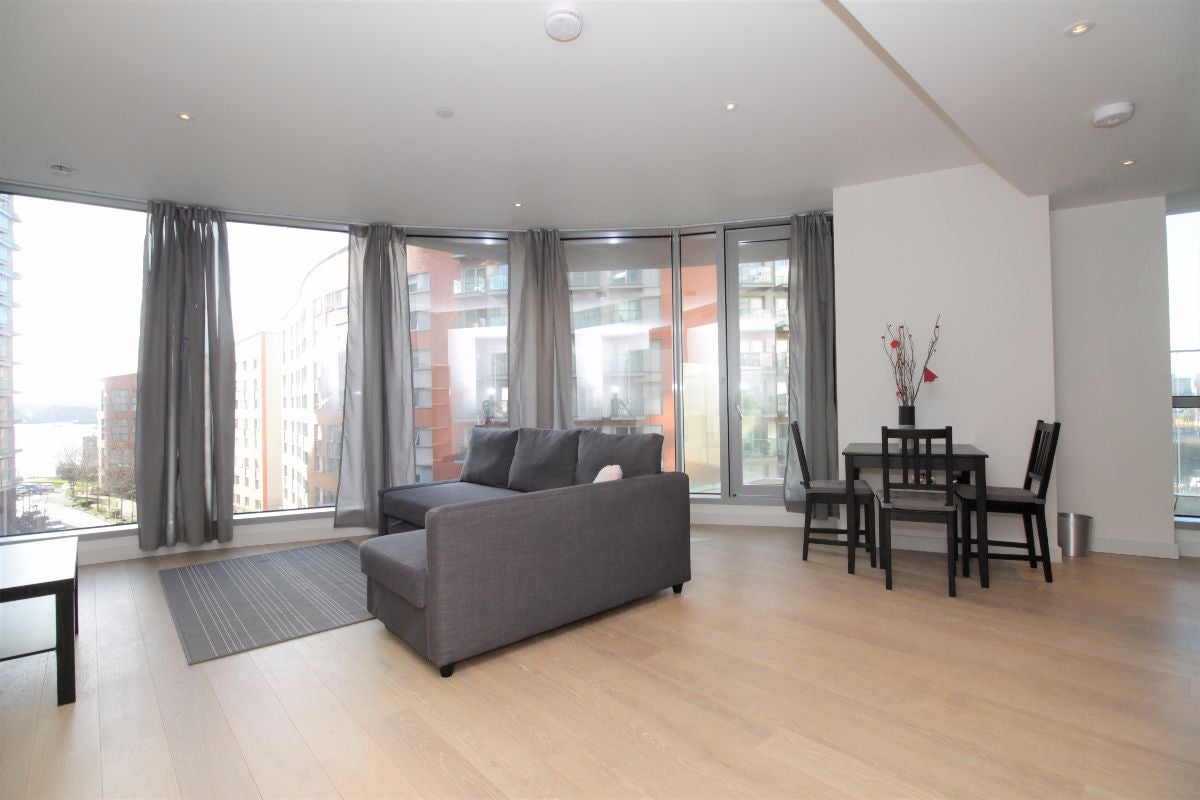 Flat Biscayne Avenue in Greater London