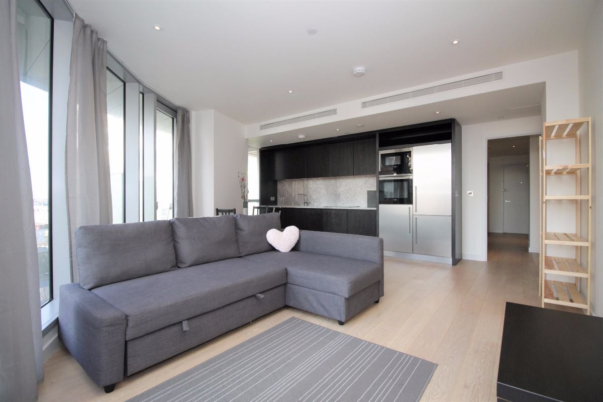 Flat Biscayne Avenue in Greater London