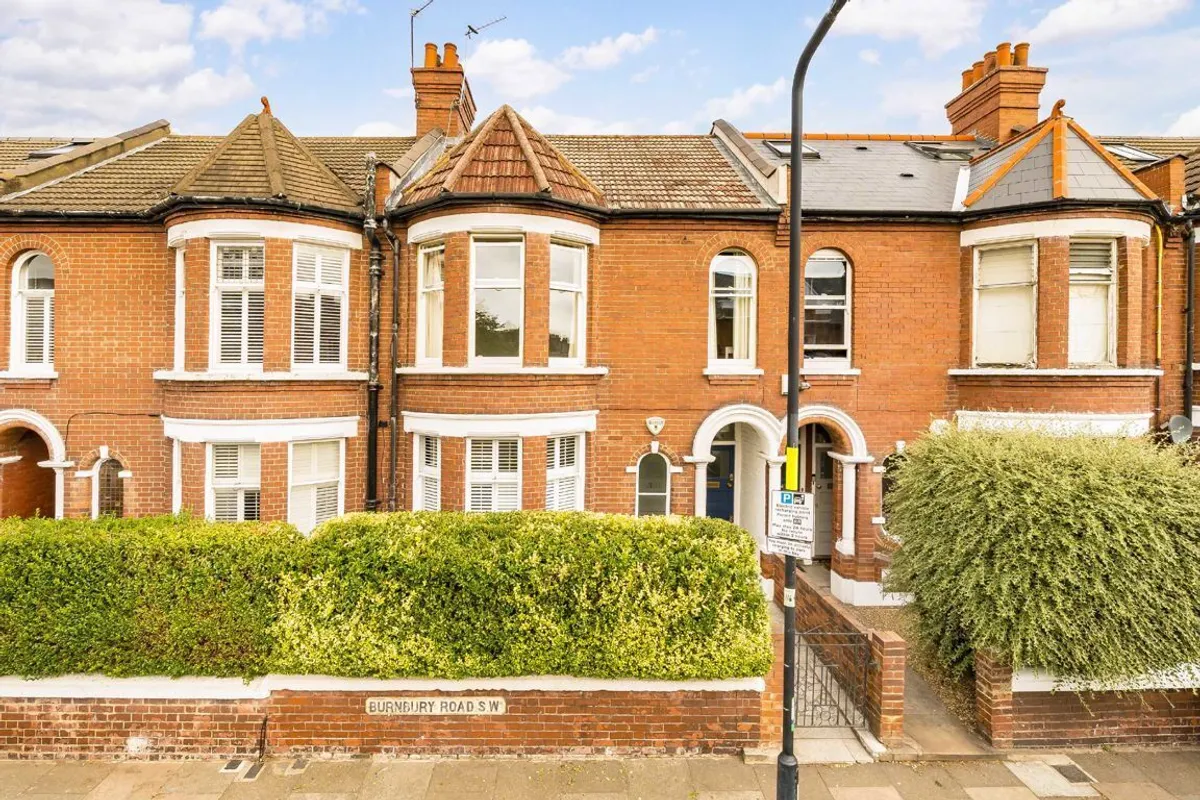 Flat Burnbury Road in Greater London