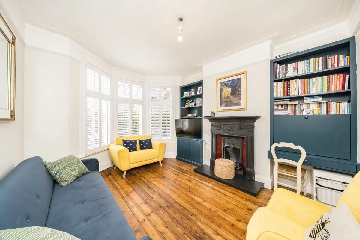Flat Burnbury Road in Greater London