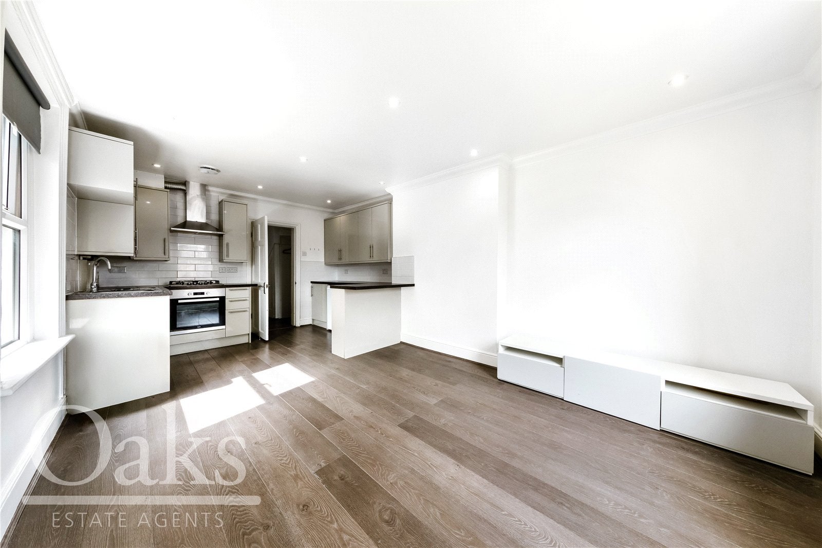 Flat Avondale Road in Greater London