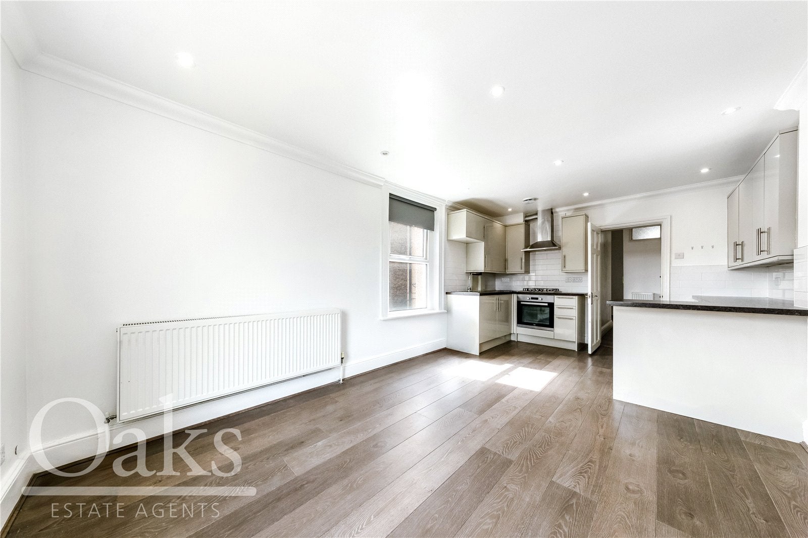 Flat Avondale Road in Greater London