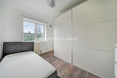Flat Heathstan Road in Greater London