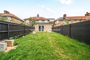 Flat Heathstan Road in Greater London