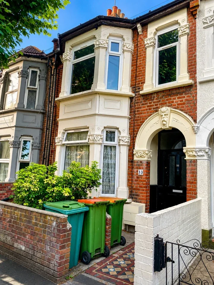 Flat Shrewsbury Road in Greater London