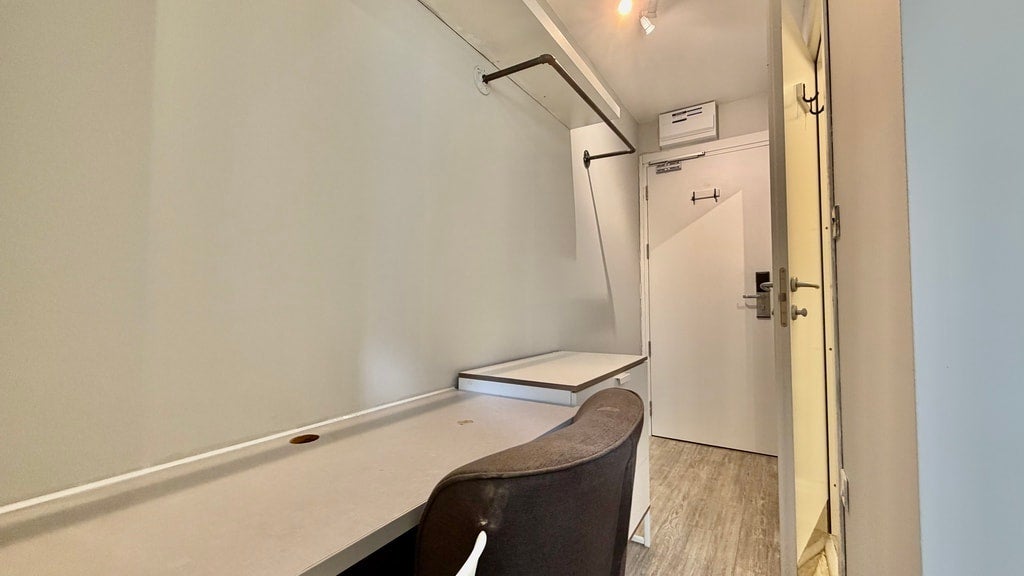 Room Gunnersbury Lane in Greater London
