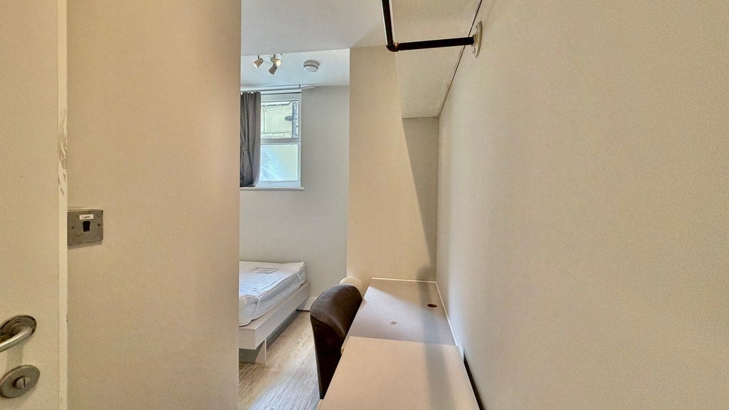 Room Gunnersbury Lane in Greater London