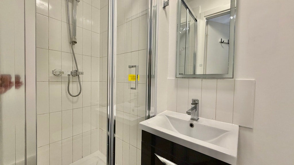 Room Gunnersbury Lane in Greater London