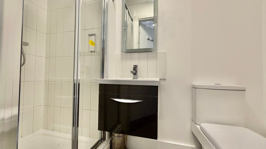 Room Gunnersbury Lane in Greater London