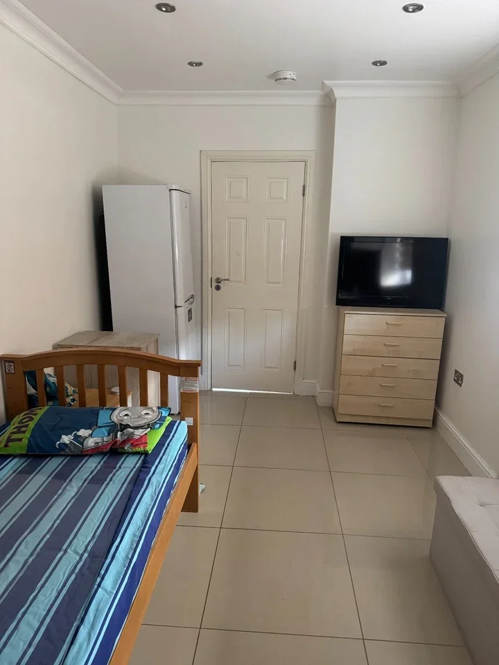 Room Graveley Avenue in Hertsmere