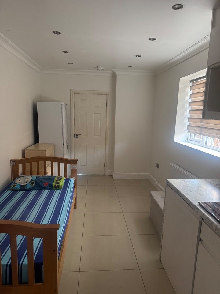 Room Graveley Avenue in Hertsmere