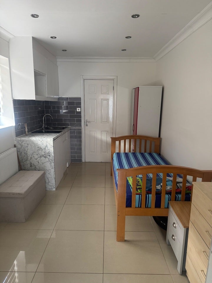 Room Graveley Avenue in Hertsmere