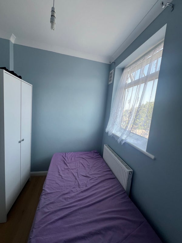 Room Ringwood Avenue in Greater London