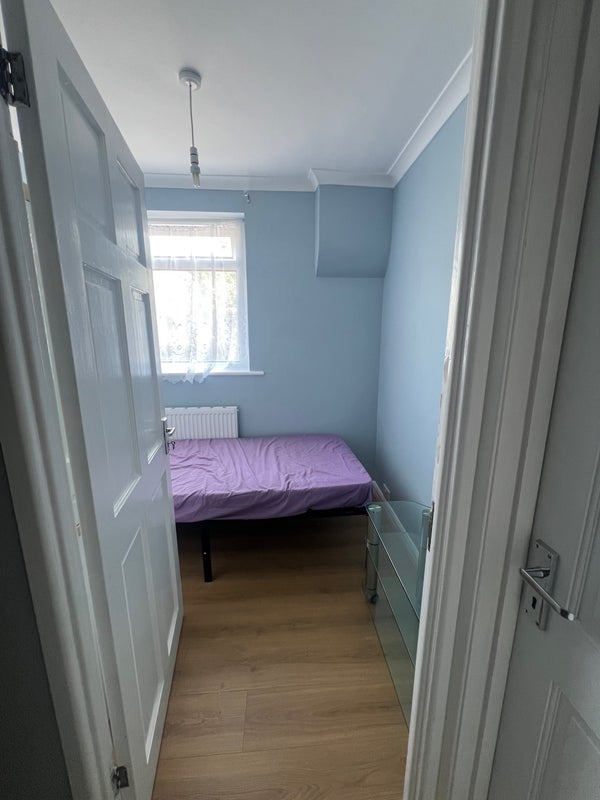 Room Ringwood Avenue in Greater London