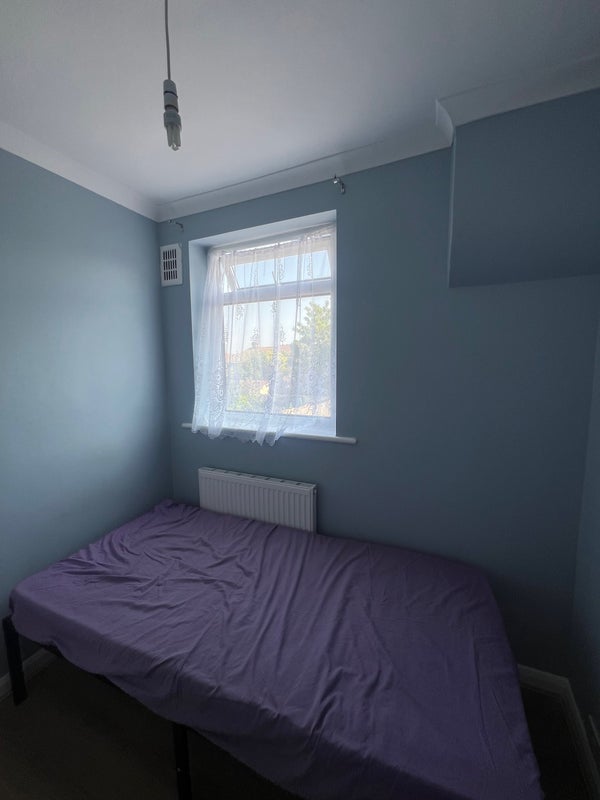 Room Ringwood Avenue in Greater London