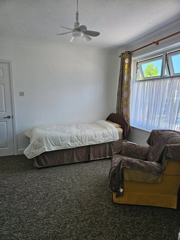 Room Palmer Road in Poole