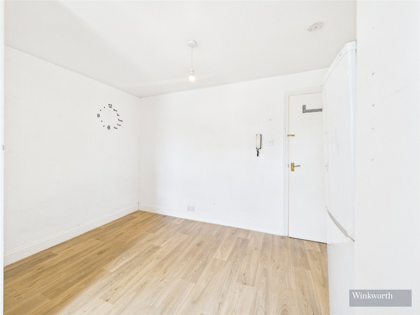 Flat Ewell Road in Greater London