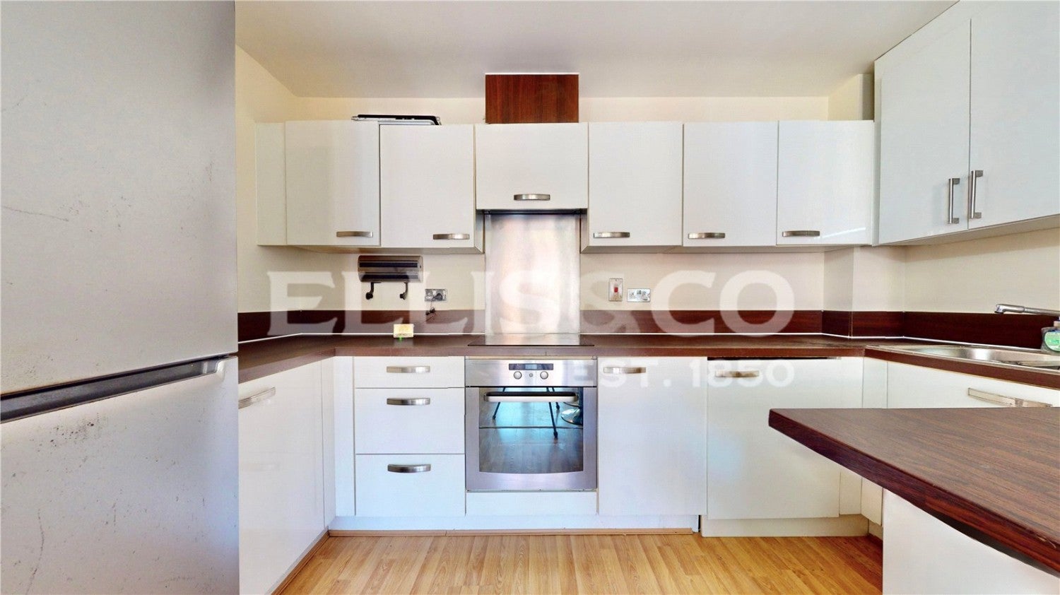 Flat King George Crescent in Greater London