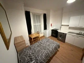 Flat Sutherland Road in Greater London