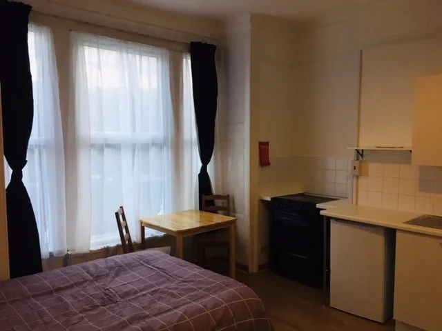 Flat Sutherland Road in Greater London