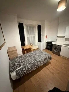 Flat Sutherland Road in Greater London